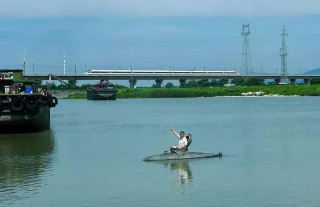 實現夢想！大陸六旬農民大叔手工自製潛艇下潛8公尺不漏水