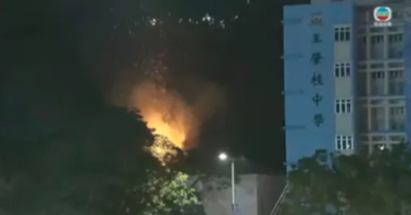 更新：香港住宅大楼火势蔓延 附近中学山林起火