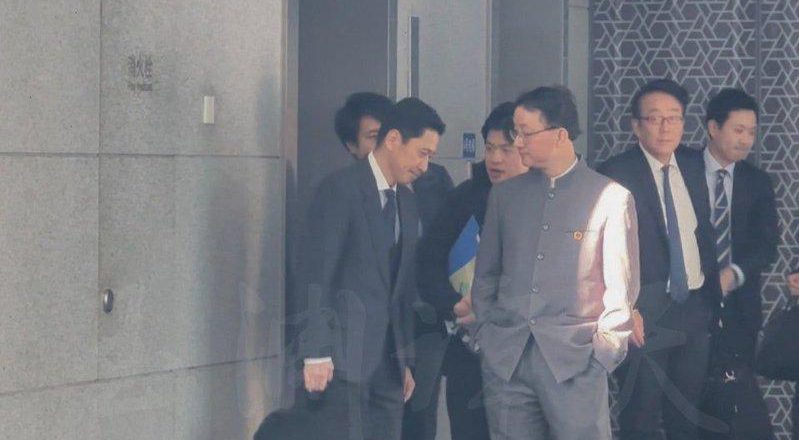 中国婴儿被放旋转餐桌拿红包 引发中日网友骂战