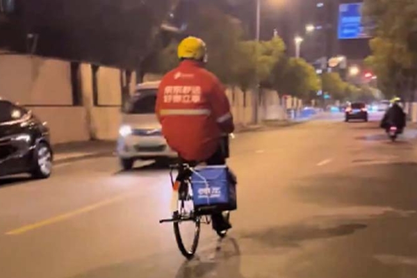 电瓶车被强限速后，上海街头出现惊人一幕…