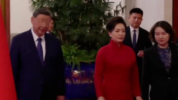 热传视频暴露细节：张又侠给彭丽媛“颜色”看