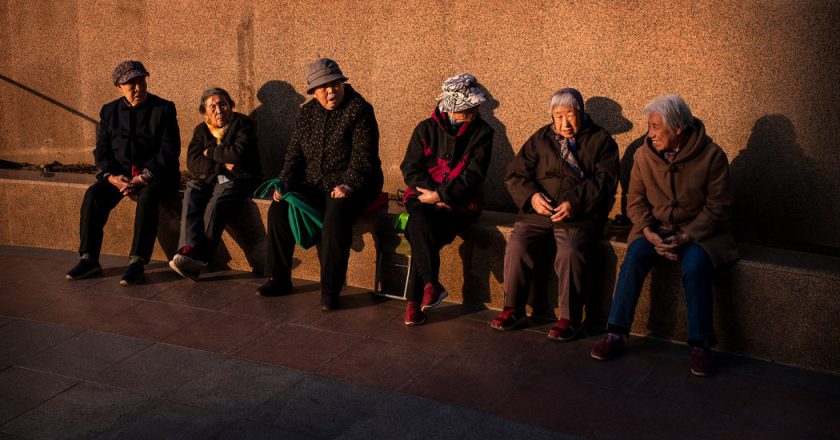 中国出生率断崖式下滑的根源是什么？