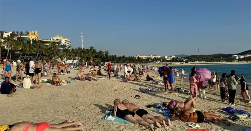 海南封关首日：海滩挤满俄游客 大喇叭中俄双语