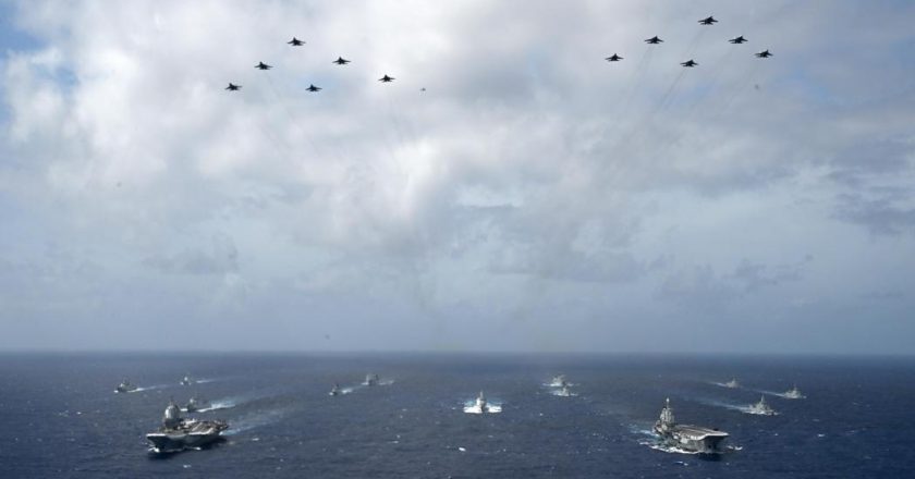 福建舰与辽宁舰同框青岛军港 或将举行双航舰编队演练