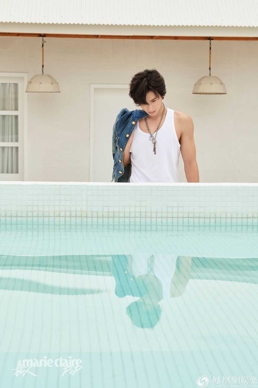 張哲瀚大刊寫真生日曝光 演繹初夏清新少年氣