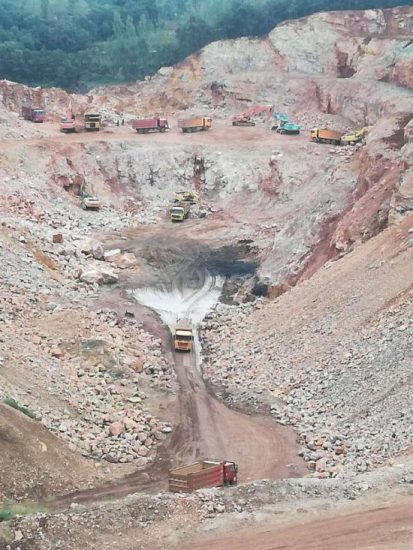 河南寶豐縣關嶺鋁土礦違法爆破破壞生態無人敢管