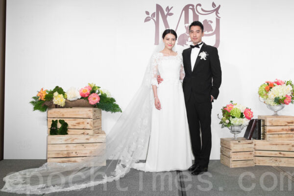 高圓圓攜女現身機場 6歲瑞婭像長發版趙又廷