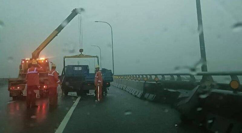 雨天行車注意「水漂效應」小貨車自撞國3南投段護欄