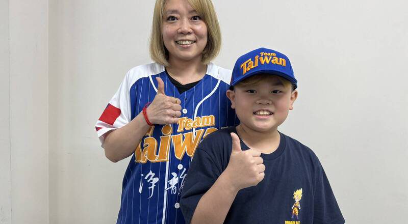 达赖90大寿献Team Taiwan帽 9岁男童勤练英文贺词