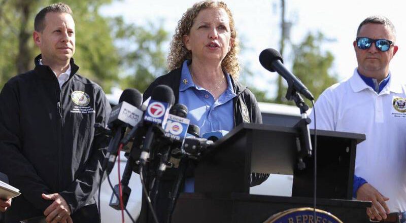 参观佛州新建移民拘留中心 民主党议员痛批卫生不佳