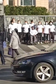 新冠疫苗受害者示威三周年 錢大龍被抓捕、微博賬號被消失 身患重病的孫娜啦被騷擾摔倒  劉燕赴國家衛健委抗議