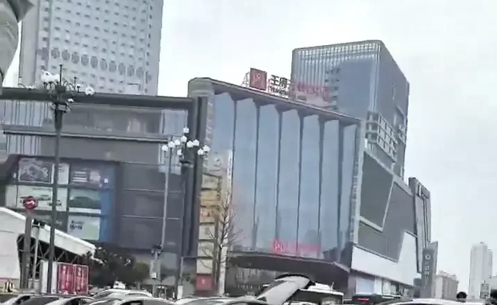 特斯拉撞穿護欄又撞向對面車輛,現場一片狼藉