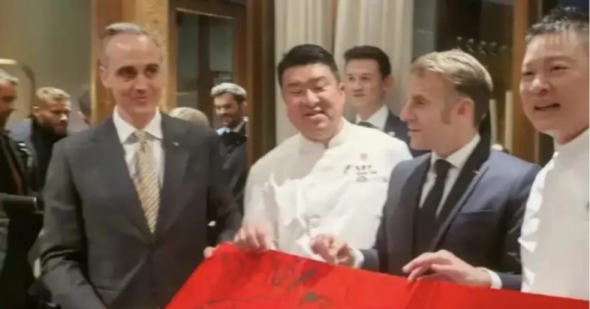 鞏俐陪馬克龍夫婦吃烤鴨，穿黑衣扎丸子頭氣場強