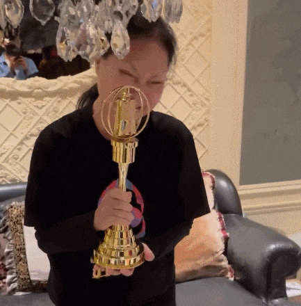 S媽手捧金鐘獎落淚！家中大S遺像疑曝光