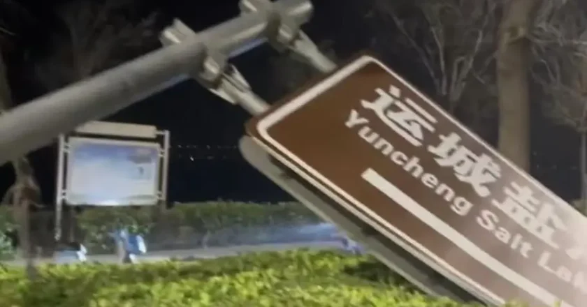 10級大風襲山西運城，數米高景區指示牌被颳倒