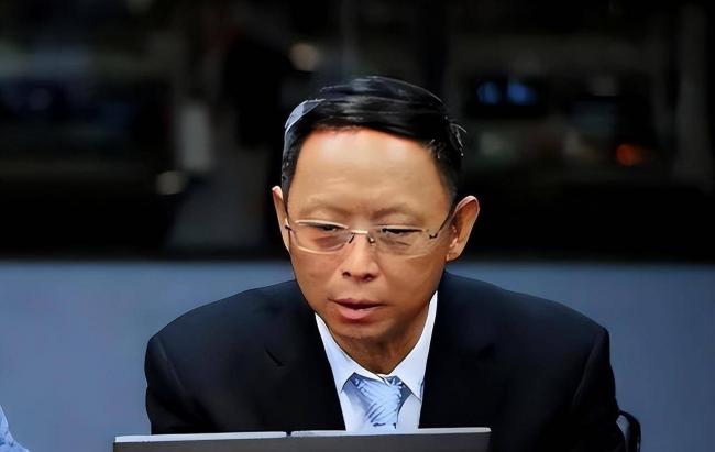 他全家移民卻在中國瘋狂撈金，一年賺走4個億